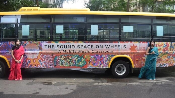 Musical Bus Gives Underprivileged Kids in Mumbai Access to Instrument and Singing