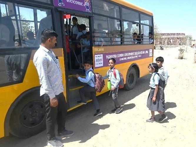 Adani-Foundatioअदाणी फाउंडेशन के सीएसआर से बदल रही है स्कूलों की तस्वीरn-School-Bus अदाणी फाउंडेशन के सीएसआर से बदल रही है स्कूलों की तस्वीर