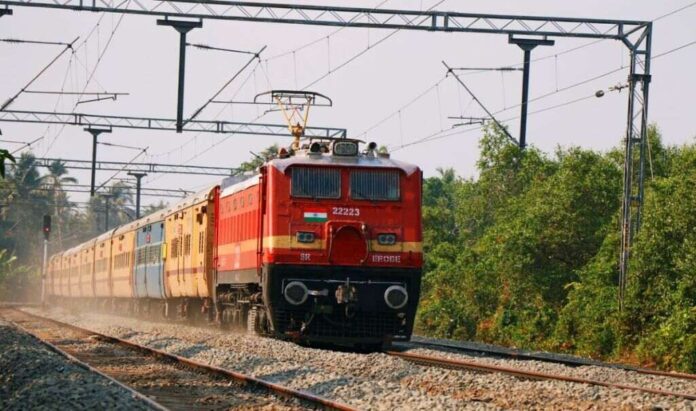 Holi Special Trains: होली के पहले घर जाने का हो गया इंतजाम, सेंट्रल रेलवे ने किया 28 स्पेशल ट्रेनों का ऐलान