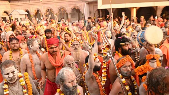 Mahashivratri in Banaras: महाशिवरात्रि पर काशी में भव्य नजारा, मंगला आरती के बाद निकली अखाड़ों की शोभायात्रा