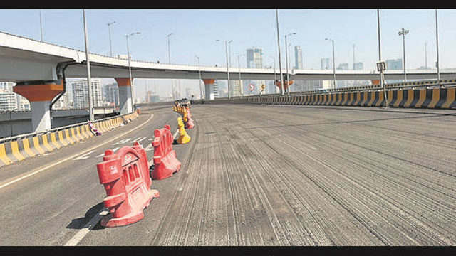 Coastal Road मुंबई: BMC ने मैस्टिक कोटिंग हटाकर Resurfacing का काम शुरू किया